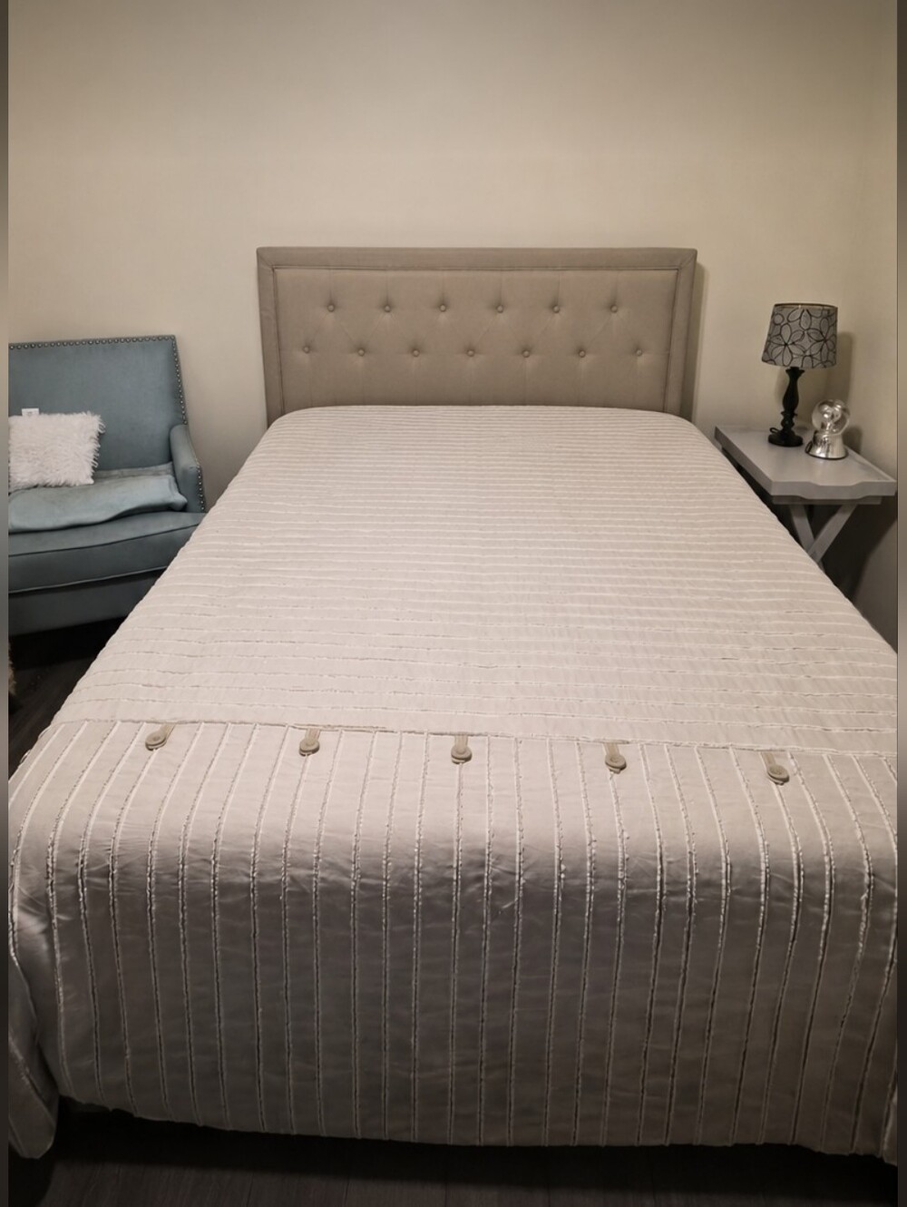 Madison Park Ivory Button-Accent Duvet. Full/Queen. 86"x92".